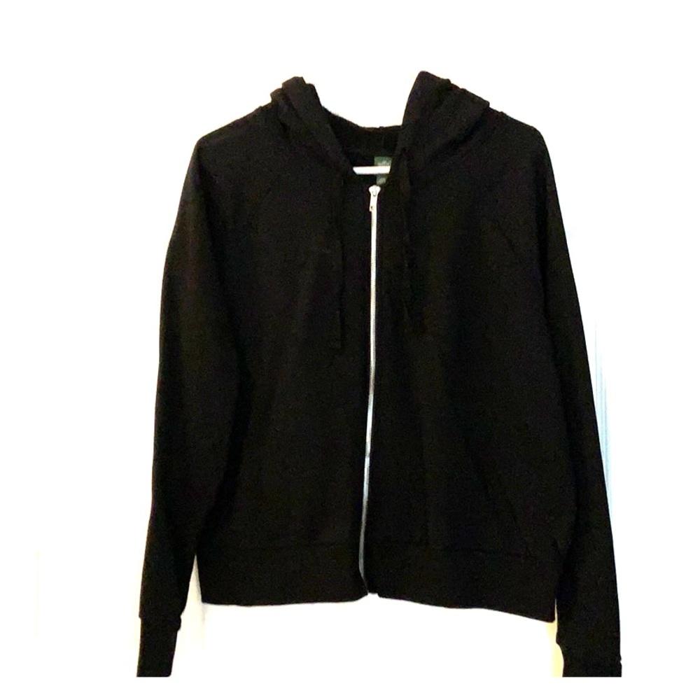 Semi-crop hoodie w/zipper.